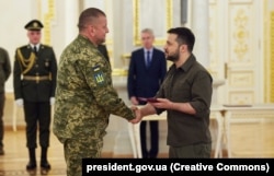 Ukrainian President Volodymyr Zelenskiy (right) presents Valeriy Zaluzhniy, the commander in chief of Ukraine's armed forces, with a military award in Kyiv last year.