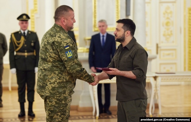 Il presidente ucraino Volodymyr Zelenskiy (a destra) consegna a Valeriy Zaluzhniy, comandante in capo delle forze armate ucraine, un premio militare a Kiev lo scorso anno.