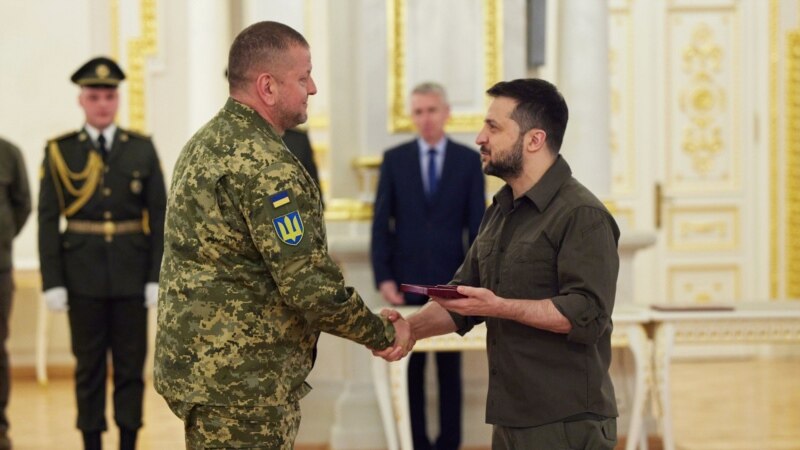 زلنسکی در میانه دشواری‌های جنگ با روسیه، فرمانده ارتش اوکراین را برکنار کرد