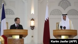شیخ تمیم بن حامد الثانی، امیر قطر (راست) در کنار امانوئل مکرون رییس جمهوری فرانسه در دوحه