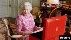 Каралева Лізавета II у сваім пакоі для прыватных аўдыенцый у Букінгемскім палацы.