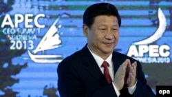 شی جین‌پینگ در نشست «همکاری آسیا-اقیانوسیه» در اکتبر سال ۲۰۱۳ میلادی. آقای شی از سال ۲۰۱۲ رهبری چین را بر عهده دارد