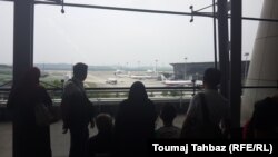 گروهی از مردم در فرودگاه شماره ۱ کوالالامپور پس از ناپدید شدن پرواز ۳۷۰ شرکت هواپیمایی مالزی. این فرودگاه و فرودگاه شماره ۲ محل اصلی پروازهای شرکت‌های هوایی مالزی و ایر-آسیا است