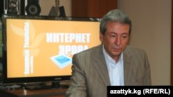 Адахан Мадумаров в гостях у читателей интернет сайта Радио "Азаттык". 4 мая 2011 г.