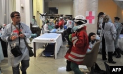 Медики та волонтери надають медичну допомогу у готелі «Україна» біля майдану Незалежності у Києві. 20 лютого 2014 року