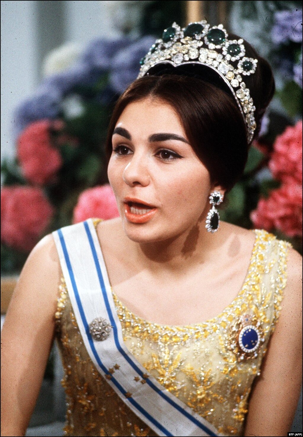 L'imperatrice Farah indossa la corona a Teheran nel 1970.