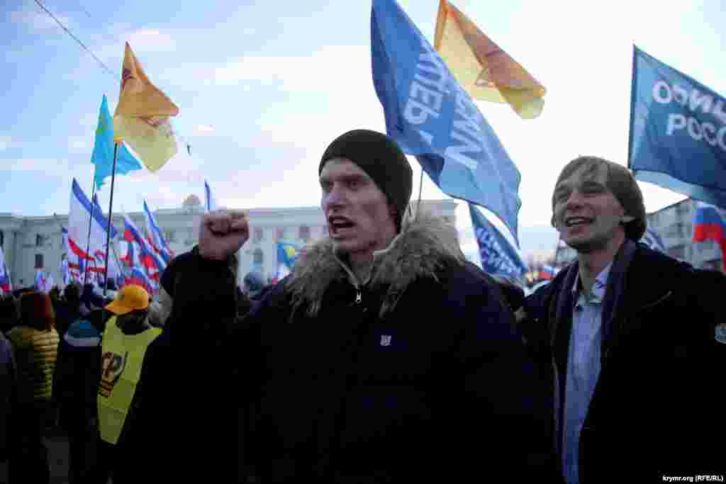 На площі Леніна в черговий раз відзначити &laquo;Кримську весну&raquo; зібралися кілька тисяч людей під російськими та партійними прапорами.