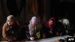 Afghanistan -- Women weave a rug in Mazar-e Sharif, 12Jan2012