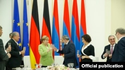Канцлер Германии Ангела Меркель и премьер-министр Армении Никол Пашинян во время официального ужина, Ереван, 24 августа 2018 г.