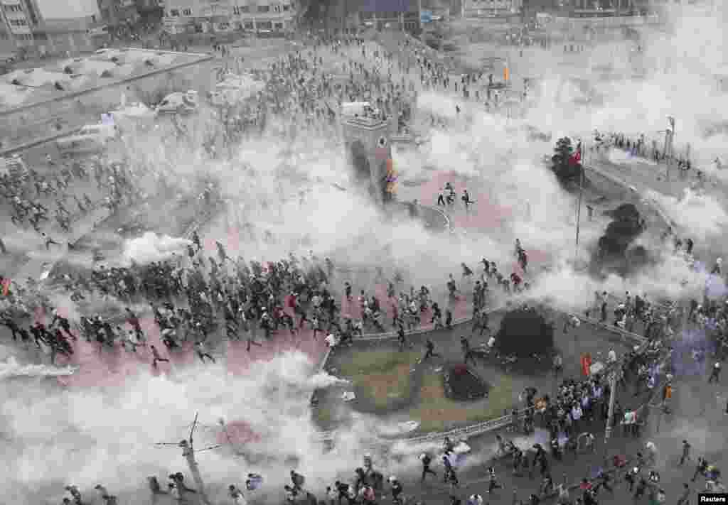 Пратэстоўцы бягуць пасьля таго, як паліцыя ўжыла сьлезацечны газ на плошчы Таксім у Стамбуле