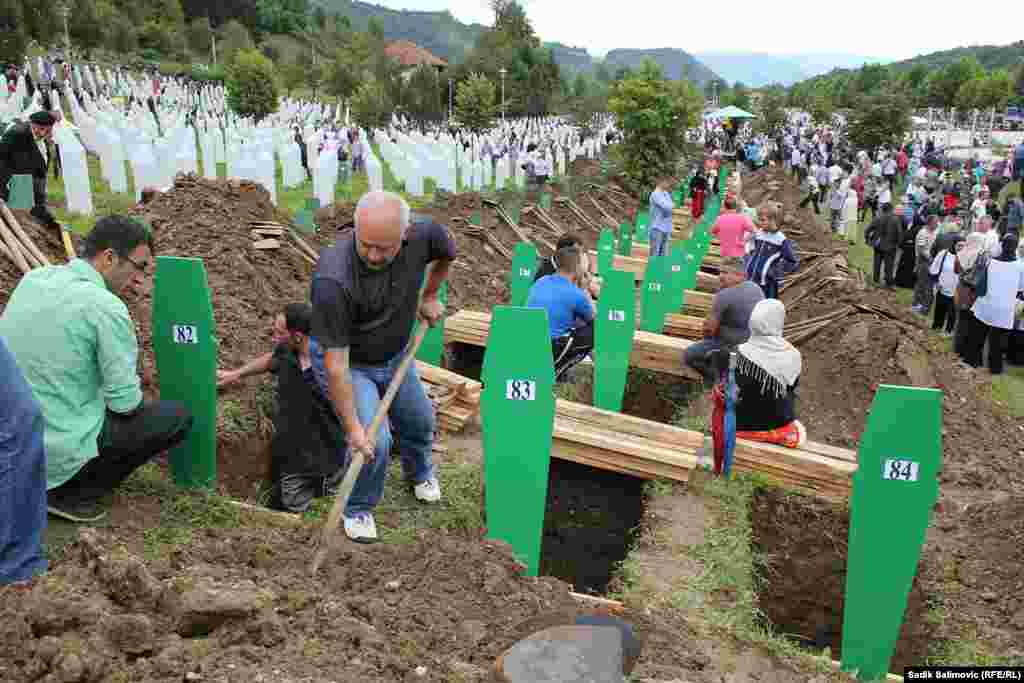 На мемориальном кладбище в Поточари идет подготовка к захоронению жертв массовой расправы
