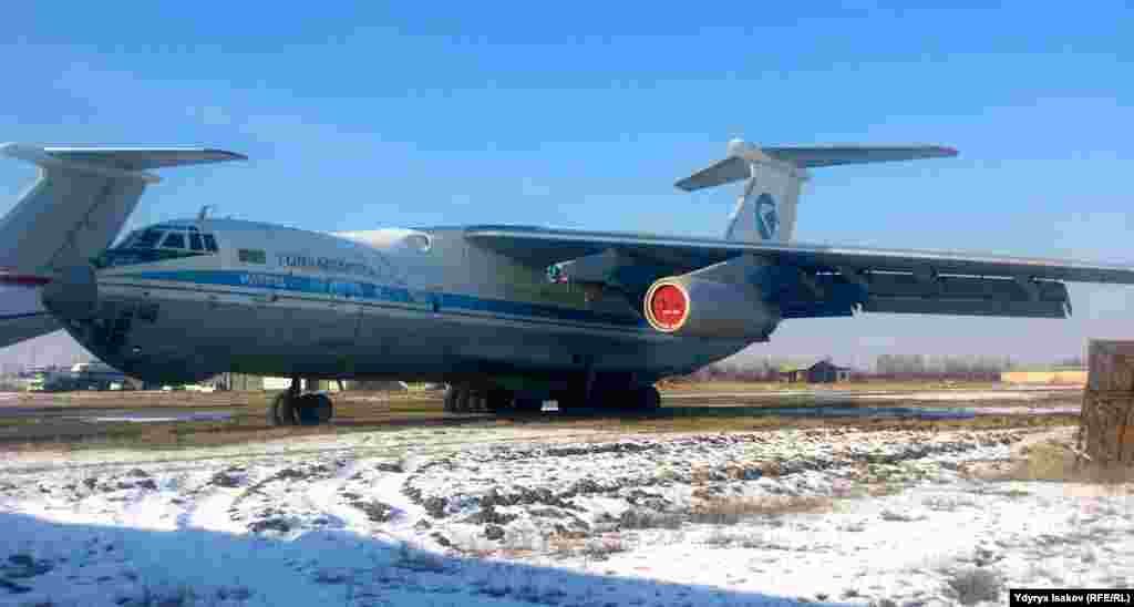 Самолет 1975 года выпуска.