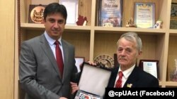 Мустафа Джемилев (справа) в ходе встречи с новым послом Турции в Украине