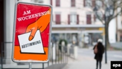 Շվեյցարիա - Առաջիկա ընտրությունների մասին ծանուցող գովազդային վահանակ քաղաքներից մեկում, արխիվ