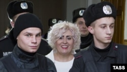 Неля Штепа под конвоем в суде Харькова. Украина, 16 декабря 2014 года