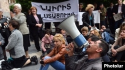 Сидячая акция протеста сотрудников «Наирита» перед зданием правительства, 14 мая 2015 г․