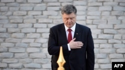 Петро Порошенко під час церемонії вітання в Парижі, 22 квітня 2015 року