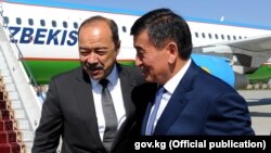 Премьер Кыргызстана Сооронбай Жээнбеков встретил в аэропорту "Манас" премьера Узбекистана Абдуллу Арипова. 16 августа 2017 года.