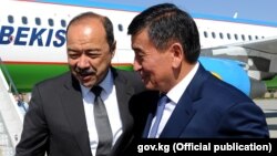 Өзбекстан премьер-министрі Абдулла Ариповты (сол жақта) Қырғызстан премьер-министрі Бішкек әуежайында күтіп алды. 16 тамыз 2017 жыл.