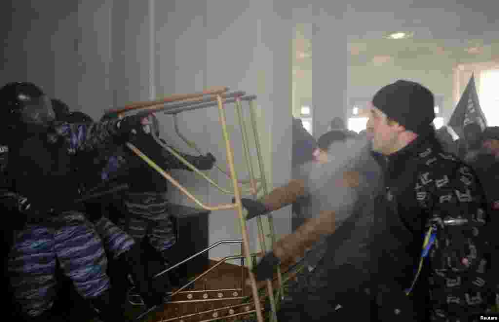 Ukraine - Vinnytsia - Anti-government protesters (R) clash with Interior Ministry members at the regional administration headquarters as they attempt to take over during a rally in the town of Vinnytsia, some 200 km (124 miles) southwest of Kiev January 25, 2014. Ukr