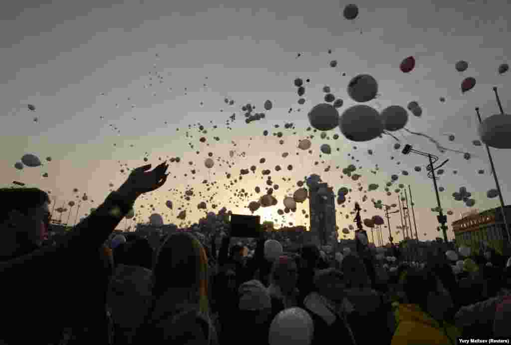 People release balloons as they gather to commemorate the 64 victims of a shopping-mall fire in Kemerovo on a day of national mourning in the Far Eastern city of Vladivostok, Russia, on March 28. (Reuters/Yuri Maltsev)