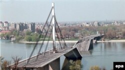 Наблюдатели отмечают параллели между событиями 2008 и 1999. Разрушенный мост через Дунай