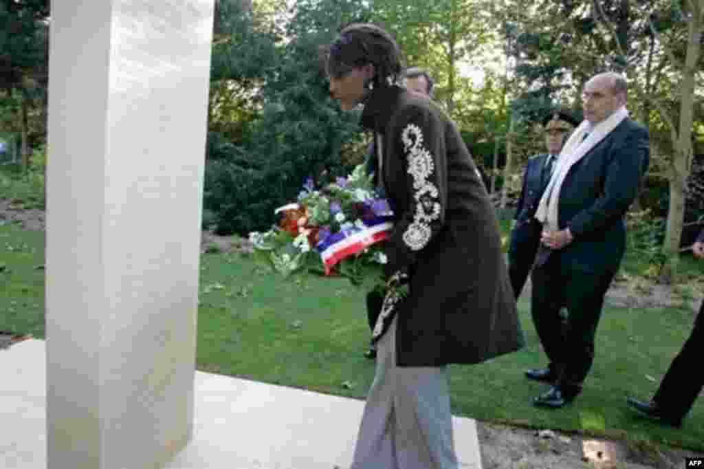 There have been international events, too. French Junior Minister for Foreign Affairs and Human Rights Rama Yade lays a wreath in front of a memorial to journalists killed on the job in Bayeux, western France, October 6, 2007. (photo: AFP)