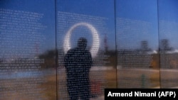Memoriali me emrat e viktimave nga masakra në Marinë.