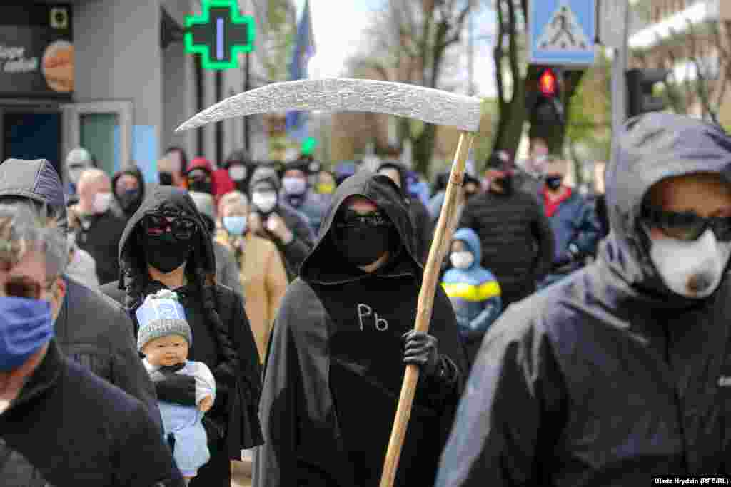 Demonstrators in Brest protest on April 26 against the opening of a battery-manufacturing plant in the Belarusian city. (RFE/RL/Uladz Hrydzin)