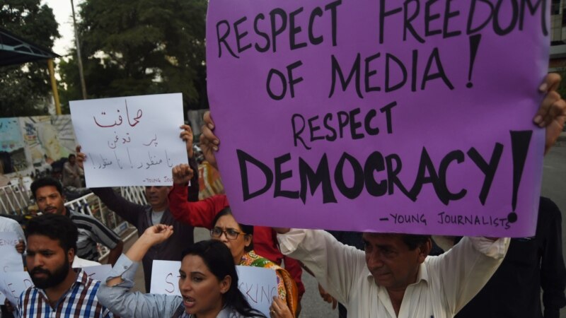 Gazetarët pakistanezë protestojnë kundër censurës 