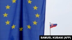 Прапори Європейського союзу та Словаччини