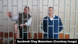 Микола Карпюк (п) і Станіслав Клих на одному із засідань суду в Грозному