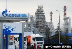 Автозаправочная станция «Газпром нефть» у Афипского нефтеперерабатывающего завода (на заднем плане). Россия, Краснодарский край, апрель 2020 года
