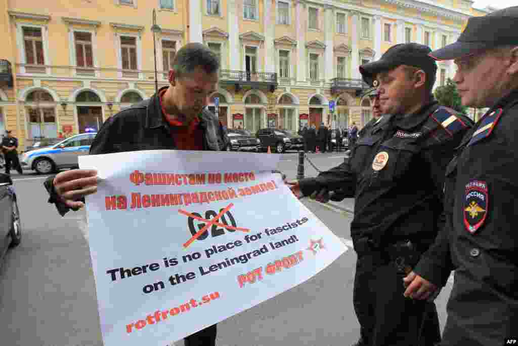 Пикет радикальных российских организаций против участником саммита G20