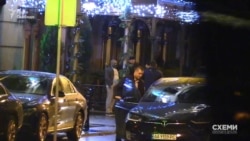 Тим часом, охоронець Богдана разом із Кіперманом і Гєллєром залишив ресторан і сів в автівку голови ОП