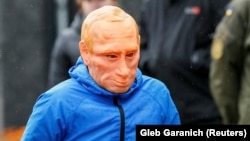 Молодой человек в маске Путина требует расследовать все дела, связанные, как называют это активисты, с похищением украинских граждан. Акция протеста у здания посольства России на Украине в сентябре прошлого года