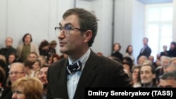Григорий Заславский во время выборов в ГИТИСе.