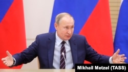 «Коли починаються всякі тлумачення, які нав’язують ззовні – це вже перебір, це занадто», – заявив Путін