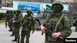 Вооруженные люди в военной форме в крымском городе Балаклава. 1 марта 2014 года.