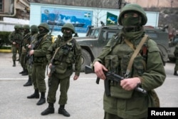 Російські загарбники – так звані «зелені чоловічки» – без пізнавальних знаків захоплюють Крим. Балаклава. 1 березня 2014 року