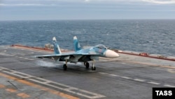 "Адмирал Кузнецов"тан очып китүче Су-33 хәрби очкычы 