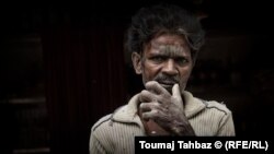 مرد هندی از کاست «زمین‌خورده» (دالیت) در ساختمانی مشغول کار است. از بیش از ۱۸ میلیون نفر در هند به شکل معاصر «برده‌داری» می‌شود.
