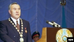 Қазақстан президенті болып қайта сайланған Нұрсұлтан Назарбаев Конституцияны ұстап, ант беріп тұр. 20 қаңтар 1999 жыл.