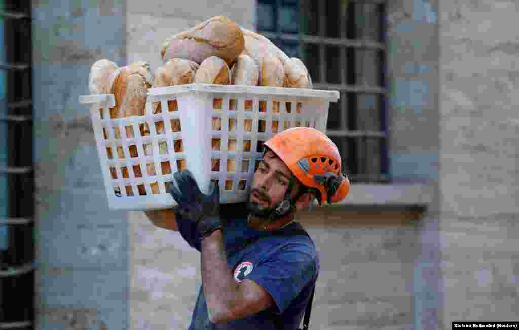 Spasilac nosi hleb za građane koji su ostali bez kuća
