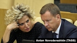 Denis Voronenkov (right) and his wife, Maria Maksakova, attend a State Duma session in Moscow in June 2016.