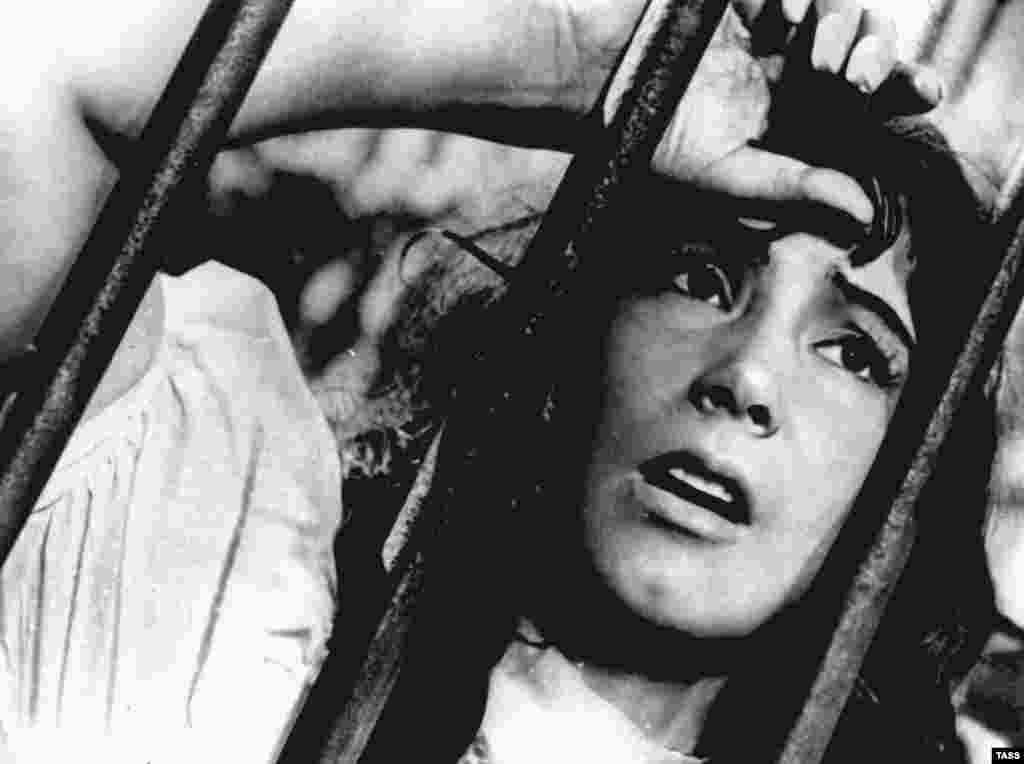Tatyana Samoilova as Veronika in the film "The Cranes Are Flying," a tragic love story set in World War II, which turned the actress into a household name. 