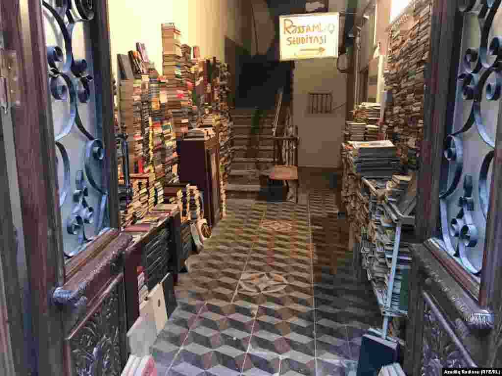 Azerbaijan - book sellers in Baku
