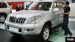 Автомобиль Toyota Land Cruiser Prado на автосалоне в Санкт-Петербурге.