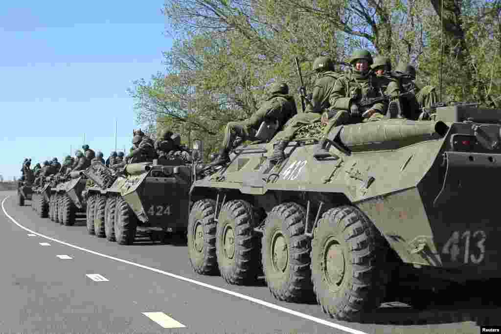 Росія - російські військовослужбовці на бронетранспортерах на околиці міста Білгород біля російсько-українського кордону, 25 квітня 2014 року