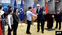 ԱՄՆ-ի պետքարտուղար Ջոն Քերին վիզա ա է տրամադրում չինացի երիտասարդի, արխիվ